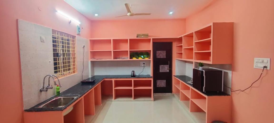 Rushitha Stay-ac Rooms-free Wifi-flat Tv- Kitchen-door Service-near To Alipiri