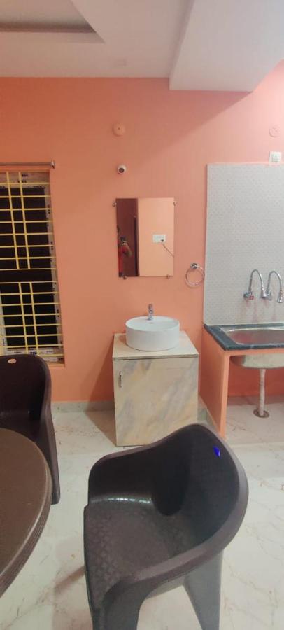 Rushitha Stay-ac Rooms-free Wifi-flat Tv- Kitchen-door Service-near To Alipiri Apartment *