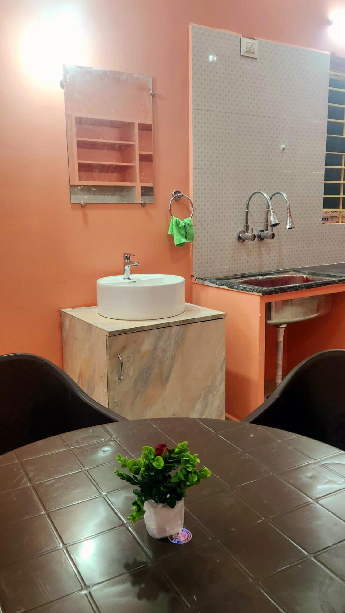 Apartment Rushitha Stay-ac Rooms-free Wifi-flat Tv- Kitchen-door Service-near To Alipiri *